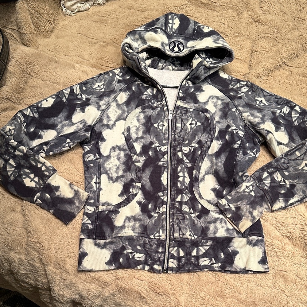 lululemon women’s  Black and White Patterned Jacket medium/ large